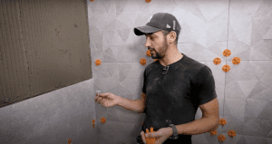 Pose de carrelage mural avec les croisillons autonivelants Tiling Buddy