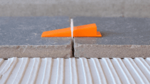 Carreler à plat avec un système de nivellement