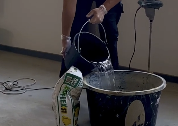 Neem een schone kuip en giet er wat water in. De juiste hoeveelheid water kan je terugvinden op de verpakking van het lijmpoeder.