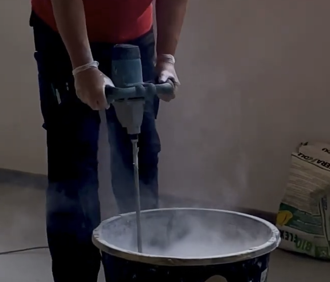 Meng de lijm met een mixer tot een homogene massa. Tip - drie minuten het mengsel doormengen, het mengsel een drietal minuten laat rusten, tot slot nog eens een drietal minuten doormengen.