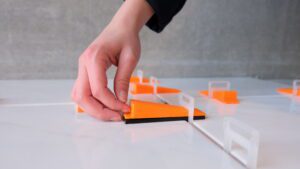 Zelf tegelen met een spie-systeem