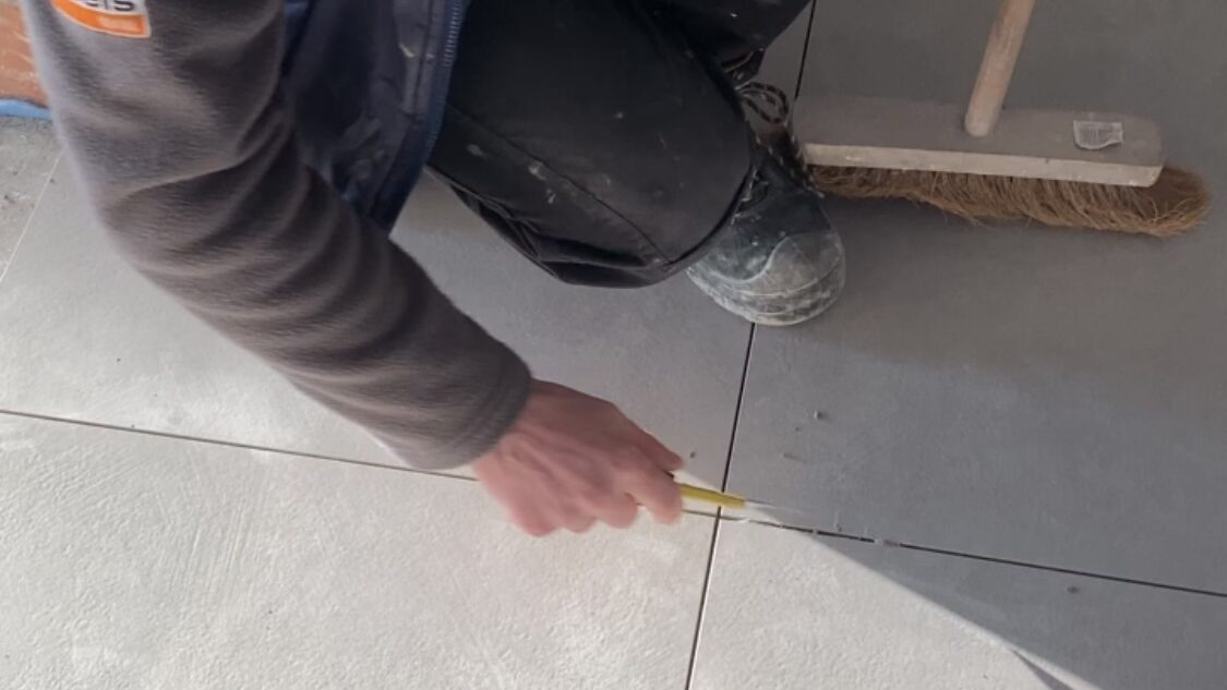 Zorg ervoor dat de voegen tussen de tegels vrij zijn. Dit is belangrijk voor de goede hechting, homogene kleur en gelijkmatige droging van de voeg.