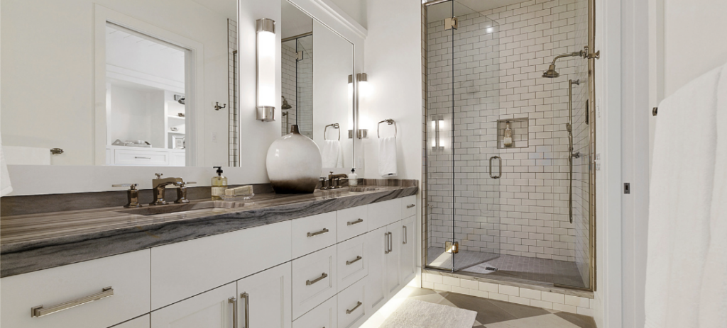 Een badkamer met een betegelde douche