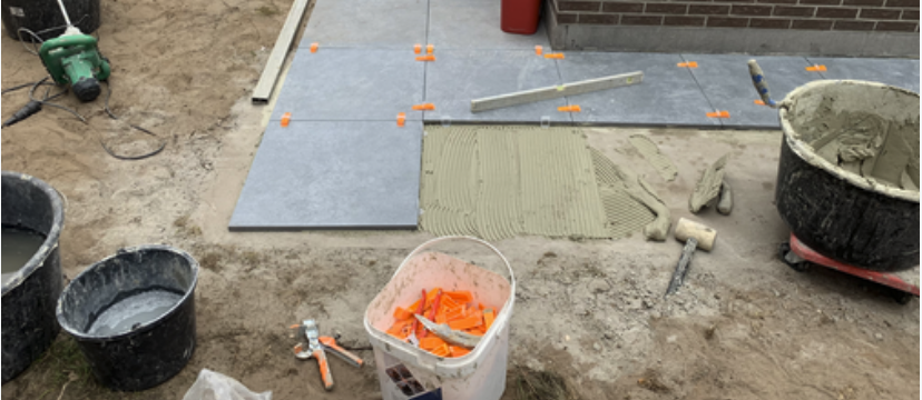 Terrastegels plaatsen met het Levelit nivelleersysteem.